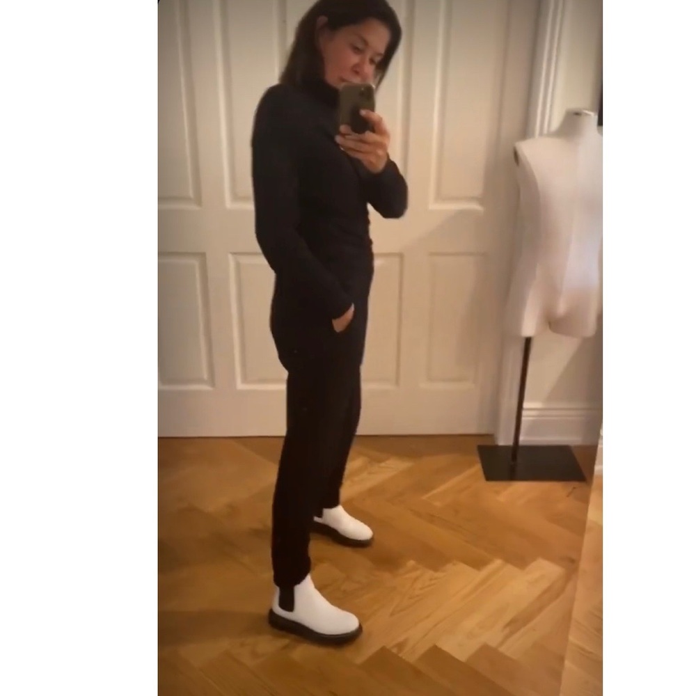 Alexander McQueen
chunky sole Chelsea boots